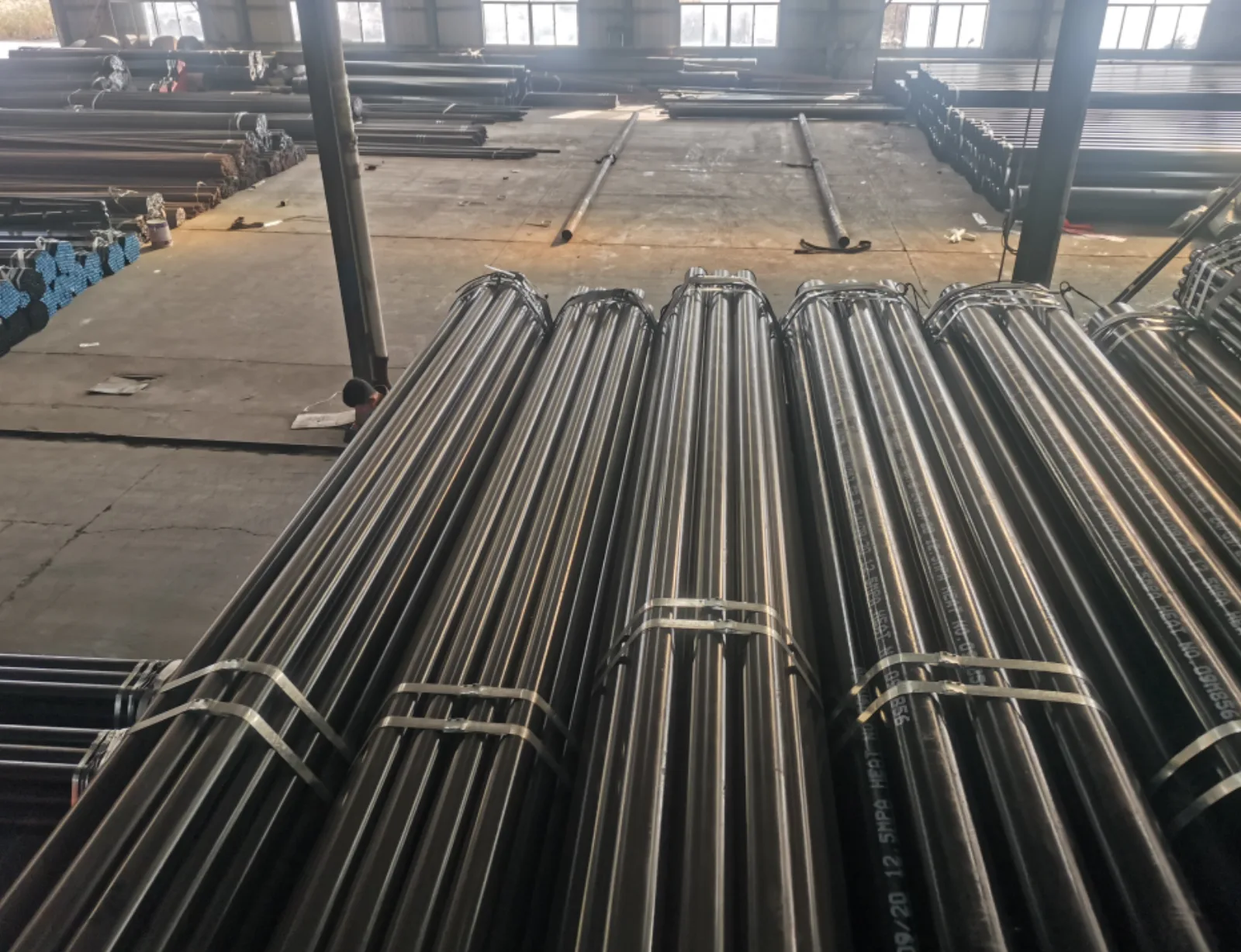 Tubería industrial organizada en un entorno productivo diferente