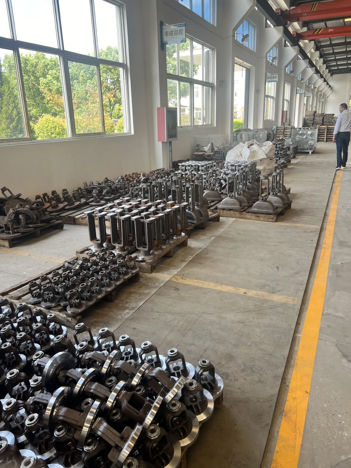 Válvulas industriales en proceso dentro de una planta de fabricación