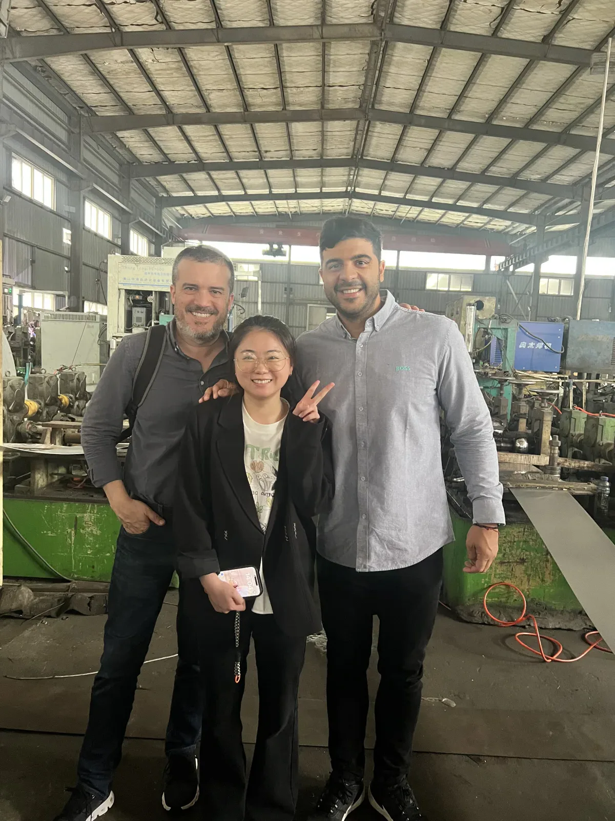 Equipo de HexMetal junto a personal de un fabricante durante una visita a planta
